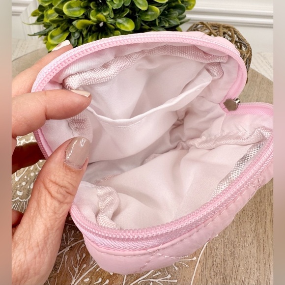 Cute Quilted Cosmetic Bag, Toiletry Bag with Bows - Picture 3 of 9